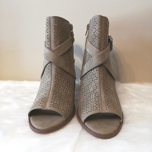 New NWOT Taupe Laser Open Toe Booties - Picture 6 of 10